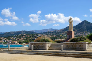 The war memorial located on the town squareoverlooking Plage du napoleon and Punta di Colombaja.