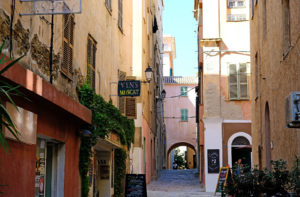 Charming narrow alleys in the historic part of L'Ile Rousse.