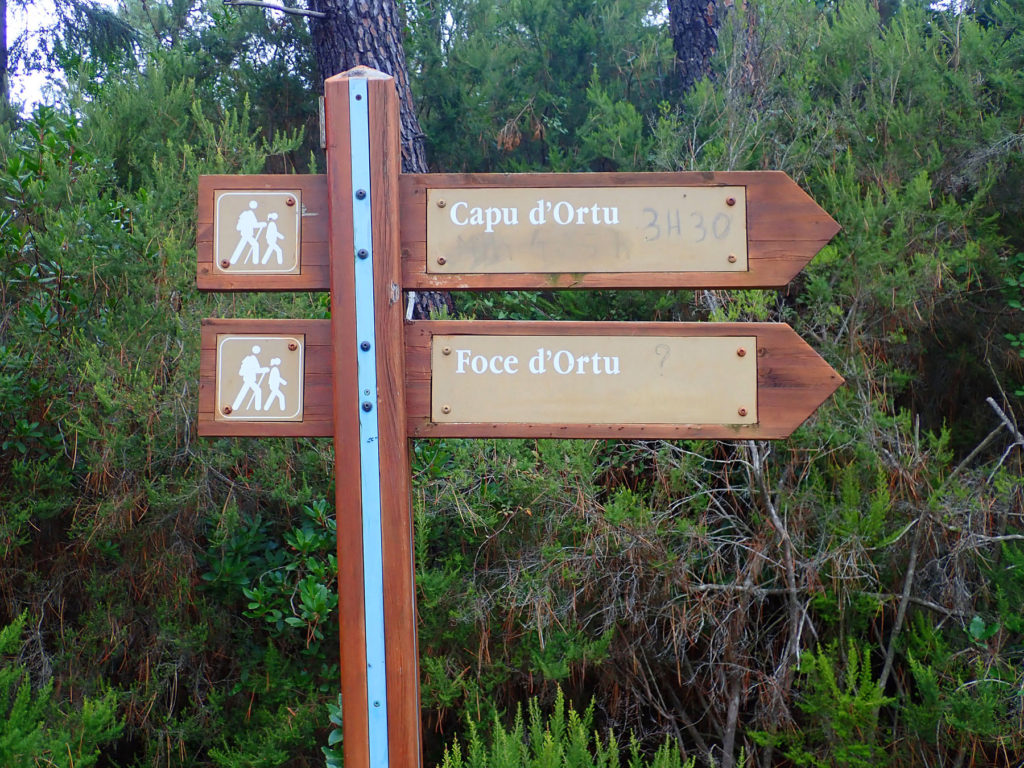 A signpost pointing the direction to the Capu d'Ortu summit.