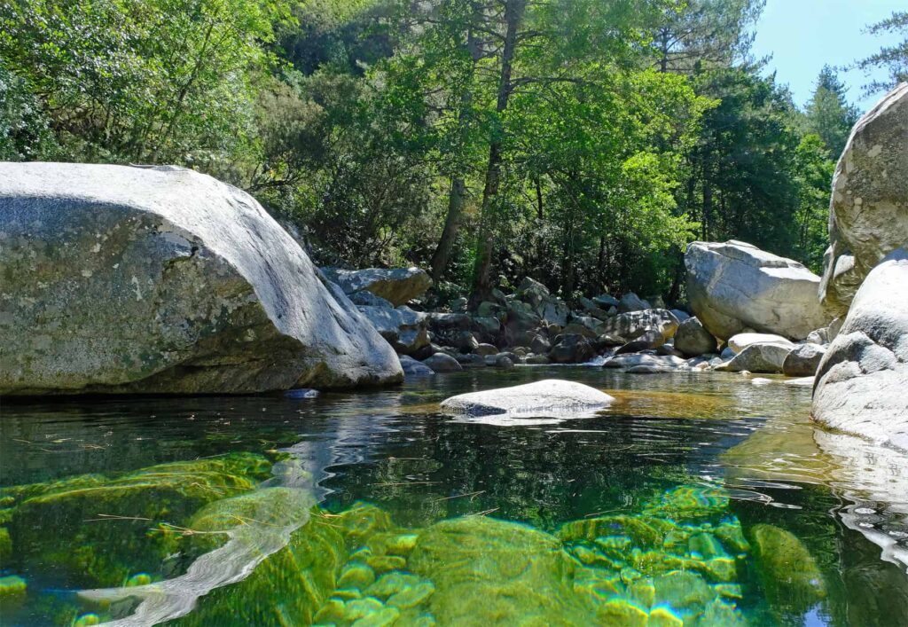When enjoying the Corsican rivers, always exercise caution and watch out on slippery wet surfaces.