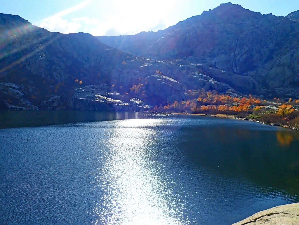 Nestled at an altitude of 1710 m and 20 meters deep, Melo Lake stays frozen for 6 months of the year.