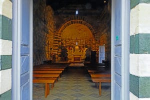 San Michele consists of a long east-west oriented nave and a semicircular apse.