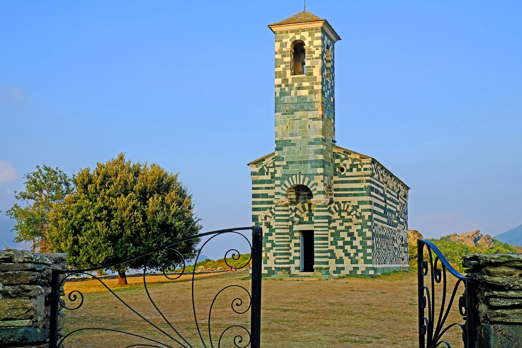 Église Saint-Michel de Murato Church Corsica world architecture paper model pape 