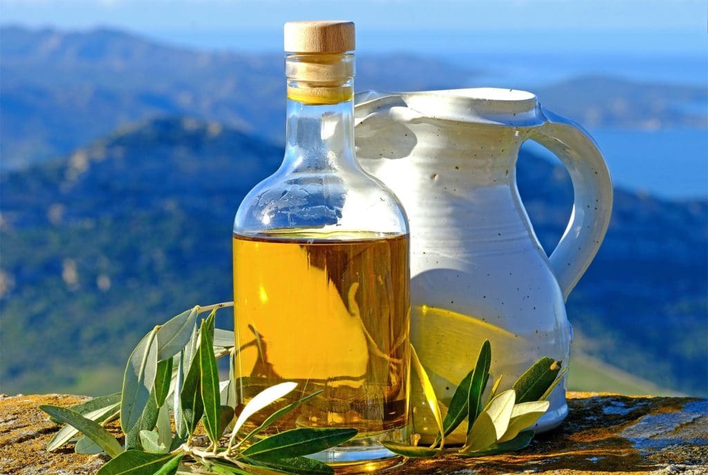Mild-tasting Corsican olive oil reveals a palate rich in elegant aromas of dried fruit, nuts and the masuis.