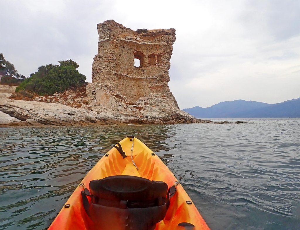 La Tour de Mortella, one of the main highlights of the Agriates, may be visited in a kayak.