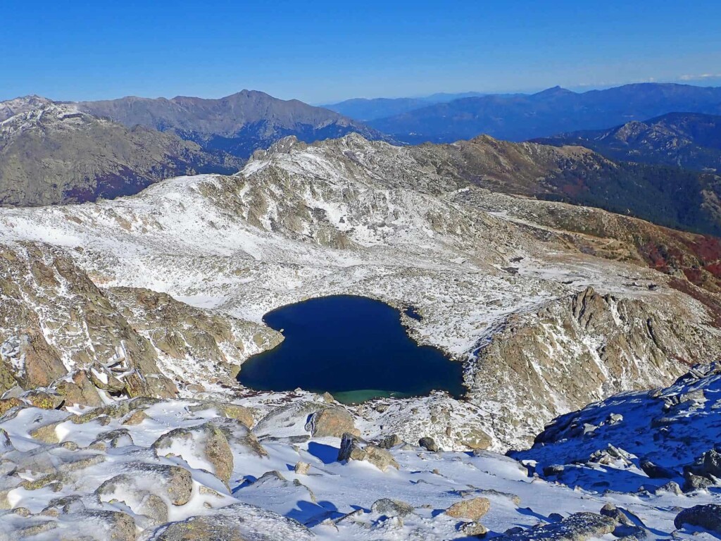 The heart-shaped silhouette of Lac de Bastani may be admired from the summit of Monte Renoso.
