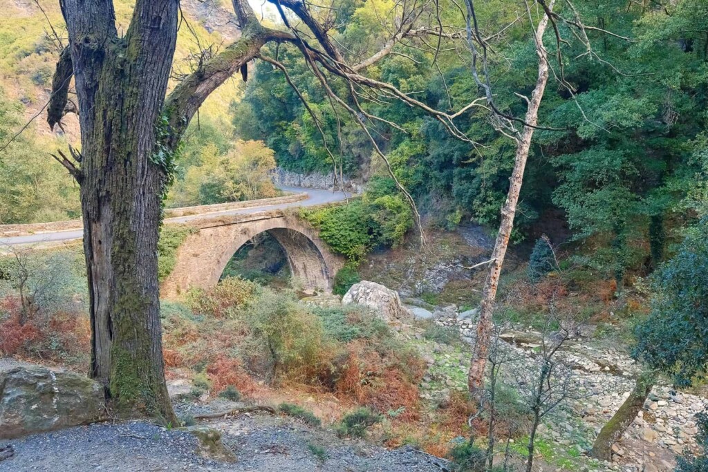 A charming stone bridge called Pont de L'Enfer is a starting point of the hike to Fiuminale.