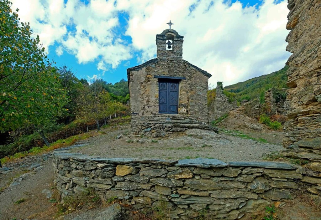 A small Chapel of Saint Joseph restored in 2012 dominates the deserted mountain hamlet.