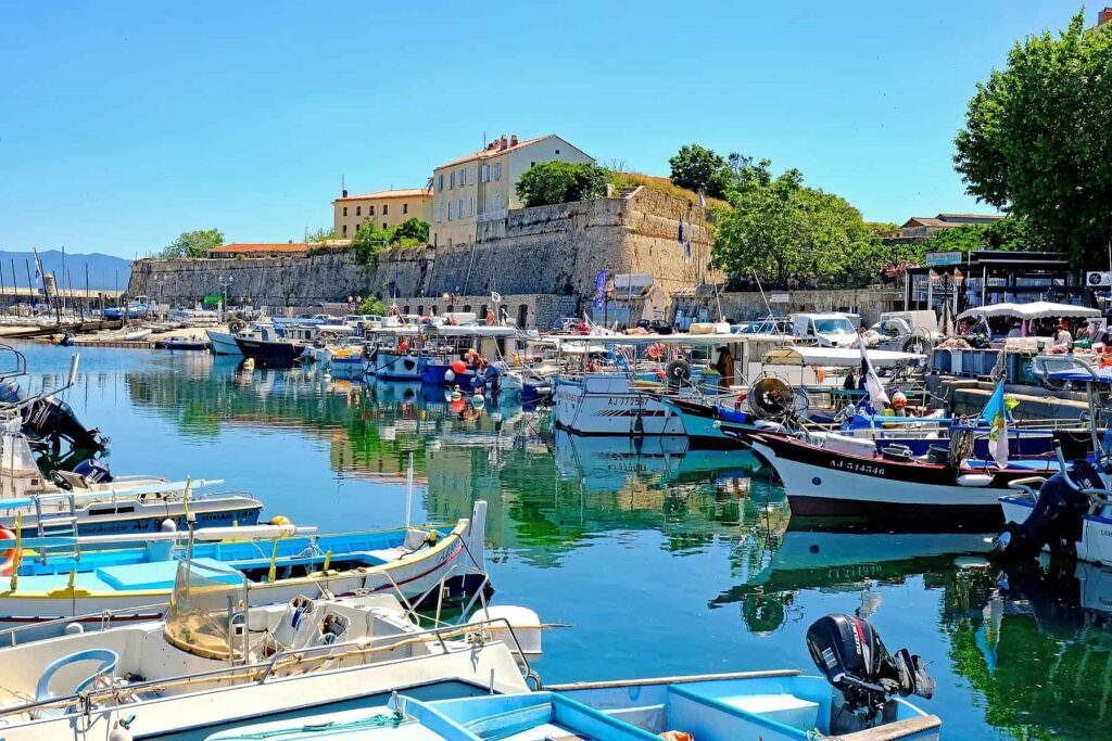 TOP 3 DESTINATIONS FOR A CAR-FREE HOLIDAY IN CORSICA