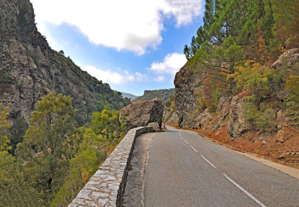 In Autumn, the Défilé de l’Inzecca gorge charms with beautiful golden hues.