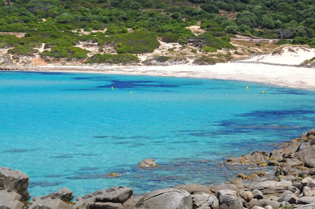 Via a scenic coastal path, you can walk from the Bodri beach to its neighbour Plage de Ghjunchitu.