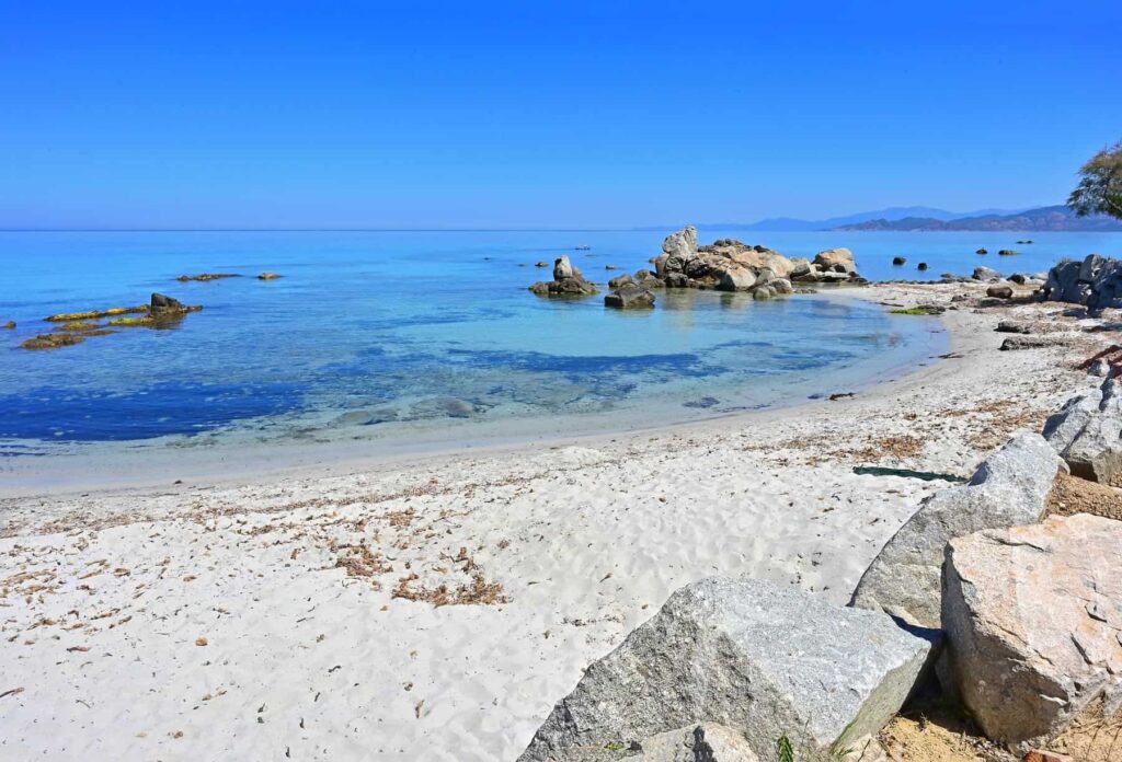To find peaceful areas of the Ile Rousse beach, walk to its easternmost part where nature frames the azure waterfront.