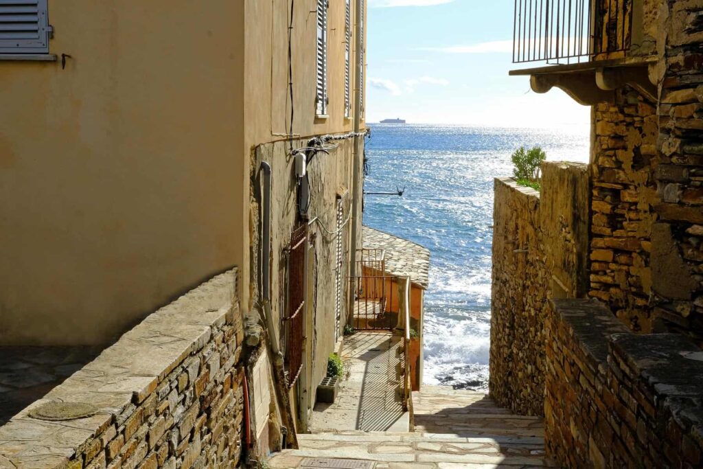 Erbalunga is known for its narrow cobbled streets, old stone houses clustered by a picturesque harbour, and a ruined Genoese tower.