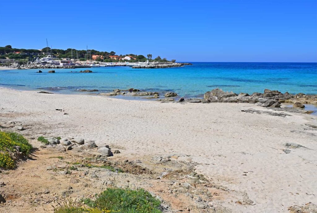 Located beside a lively marina, the Sant’Ambroggio beach attracts families and watersports lovers.