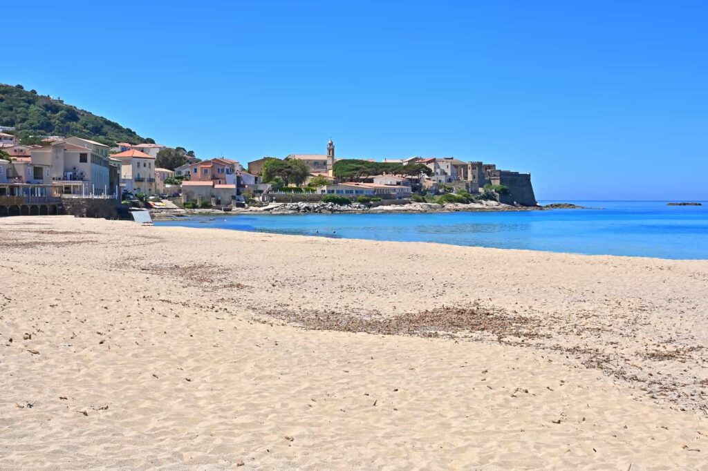 Aregno Beach in Algajola has it all- a golden sweep of soft sand lapped by aquamarine waters, essential facilities, and a postcard-perfect town.