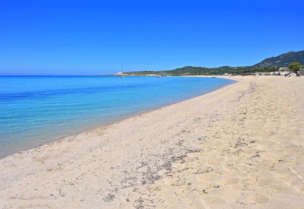 In the northwest end of the Aregno beach, you will find quiet spots engulfed in Corsica's wild vegetation.