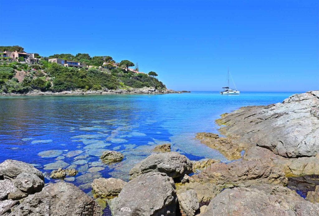 Rocky headlands that embrace the cosy Marine de Davia beach create ideal conditions for superb snorkelling.
