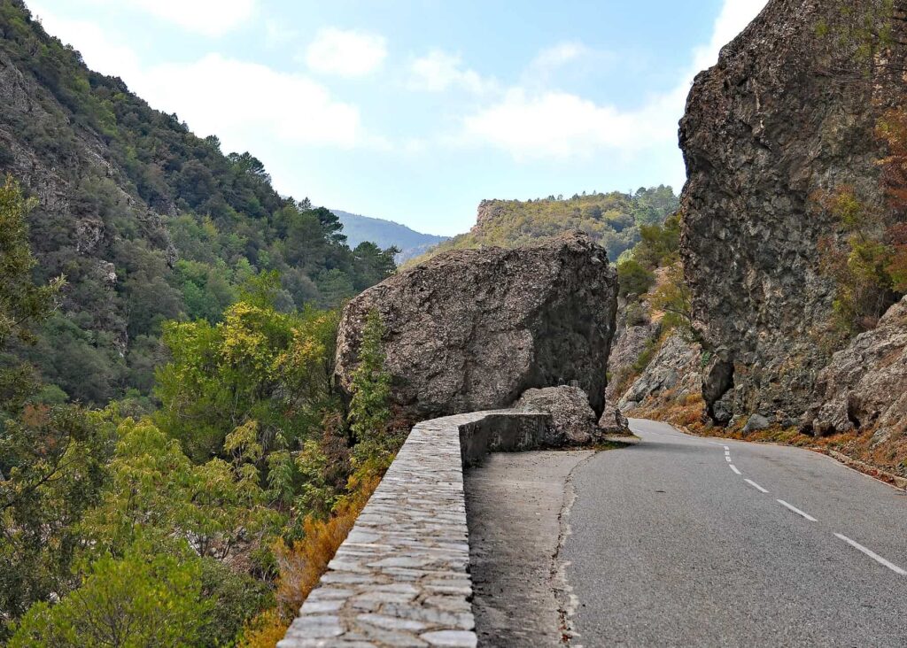 Discover the spectacular solitude of the Défilé de l’Inzecca gorge scenic route.