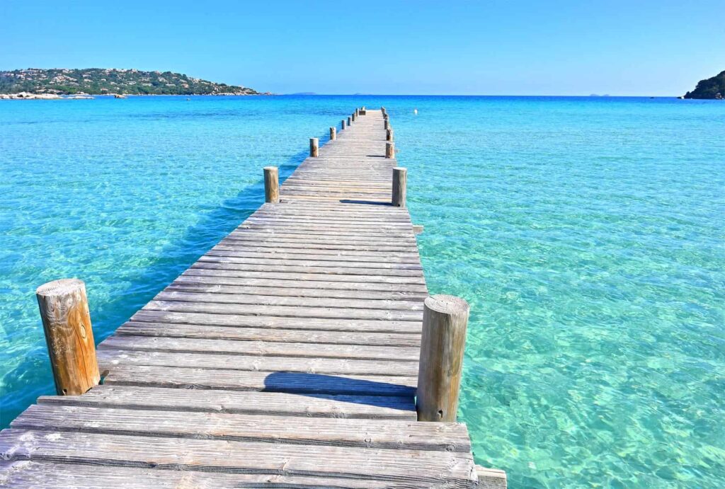 A tropical paradise in Corsica, Santa Giulia delights with its vibrant aquamarine lagoon and stunning natural surroundings.