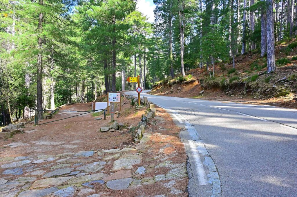 Aitone pools are easily accessible directly from the D84 road via a wide forest track descending to the river.