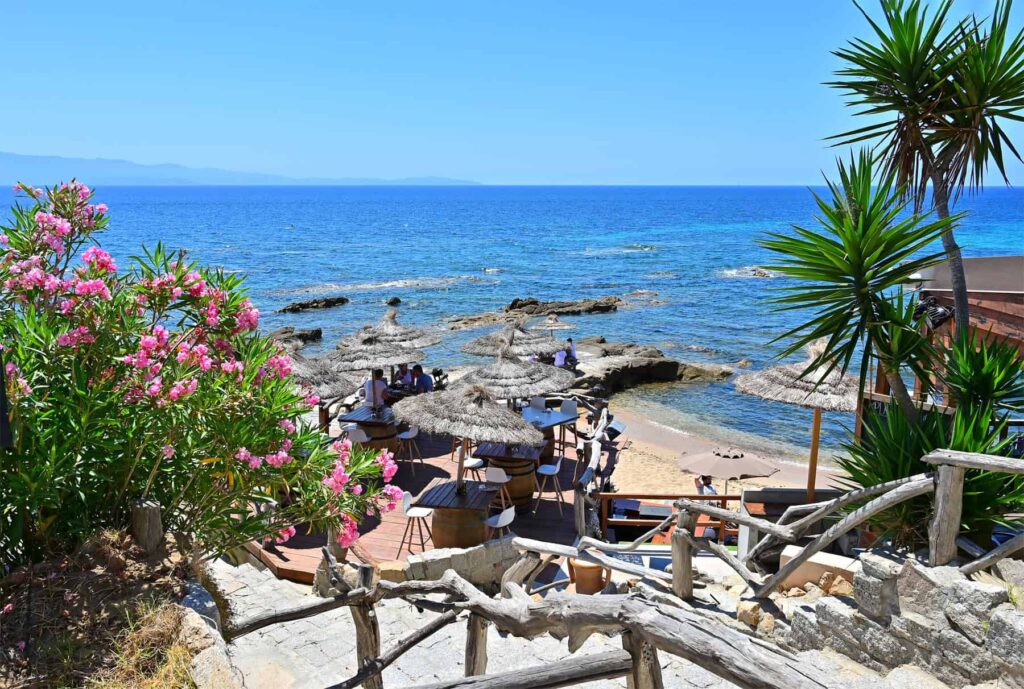 The Scudo beach is home to a waterfront restaurant known for its tasty Mediterranean cuisine and beautiful setting