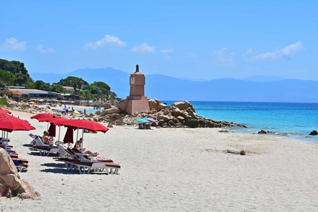 In the middle of Terre Sacrée Beach, an imposing monument honours the fallen Corsican soldiers.