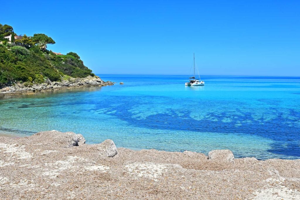 Plage de la Marine de Davia is an intimate, small cove with plenty of charm and transparent water.