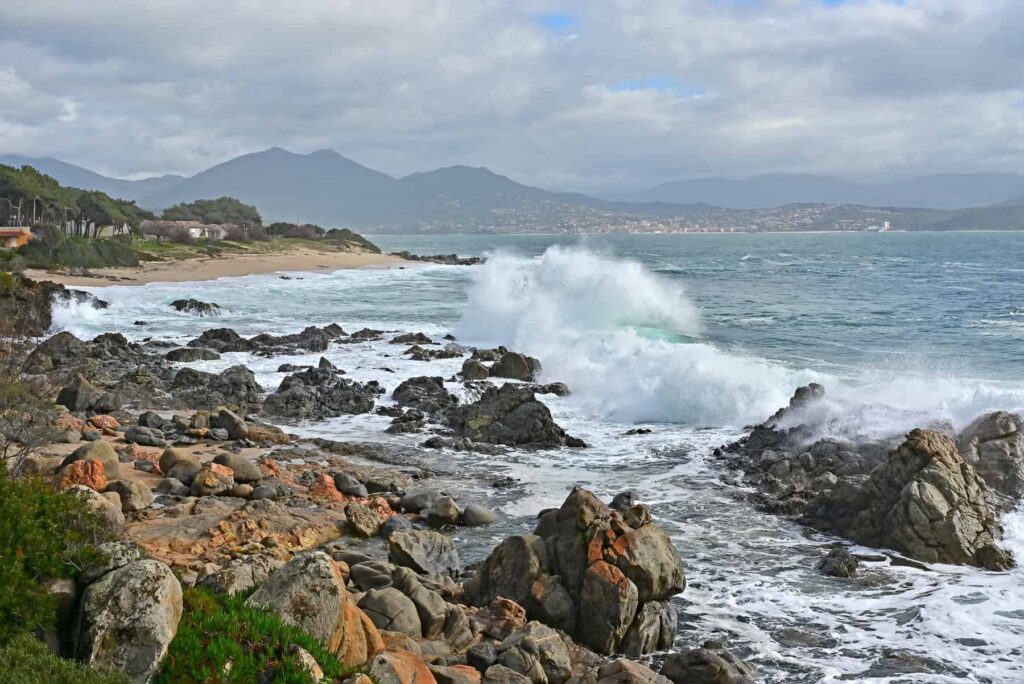 In Abbartello, on Valinco Bay’s north side, you’ll find charming creeks with unrivalled views over the gulf.