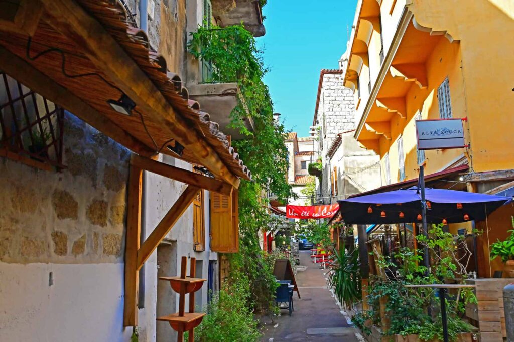 Staying in Porto-Vecchio’s old town puts you within easy reach of the town’s main attractions, restaurants, and shops.