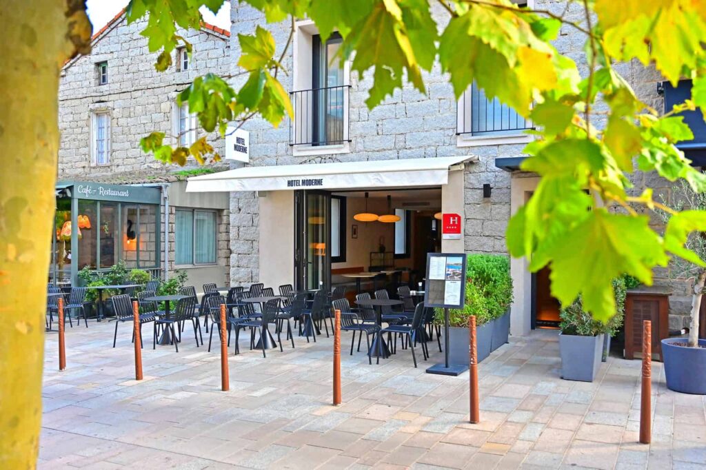 Hotel Moderne boasts a prime location in the old quarter, ideal for exploring the town’s historic and religious landmarks.