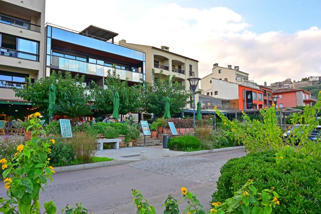 Thanks to Porto-Vecchio’s compact size, it takes only a 5–10 minute drive from the suburbs to reach the town centre.