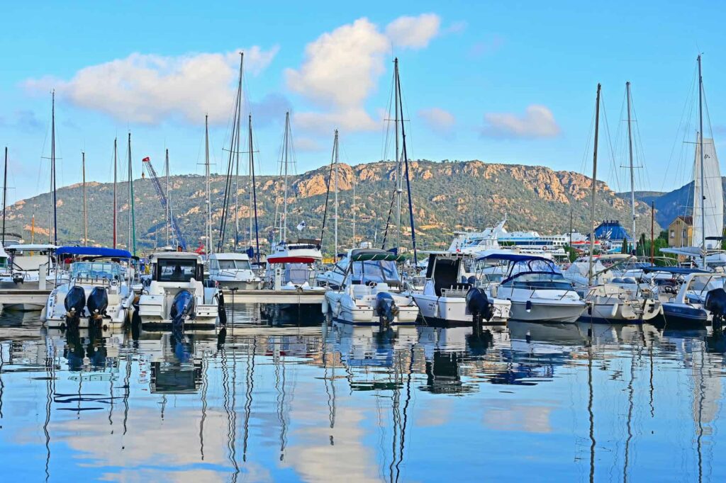 Wake up to picturesque harbour views and easy access to waterfront cafés and boutiques.