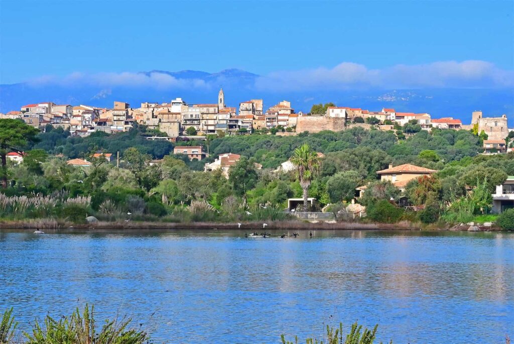 From the suburbs, the free electric shuttle, A Citadina, provides convenient connections to the town centre.