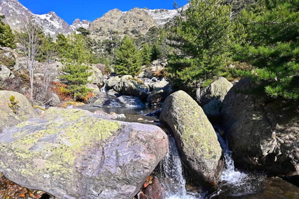 The nearby crystalline stream provides pristine conditions to rest and unwind, listening to its murmuring flow.