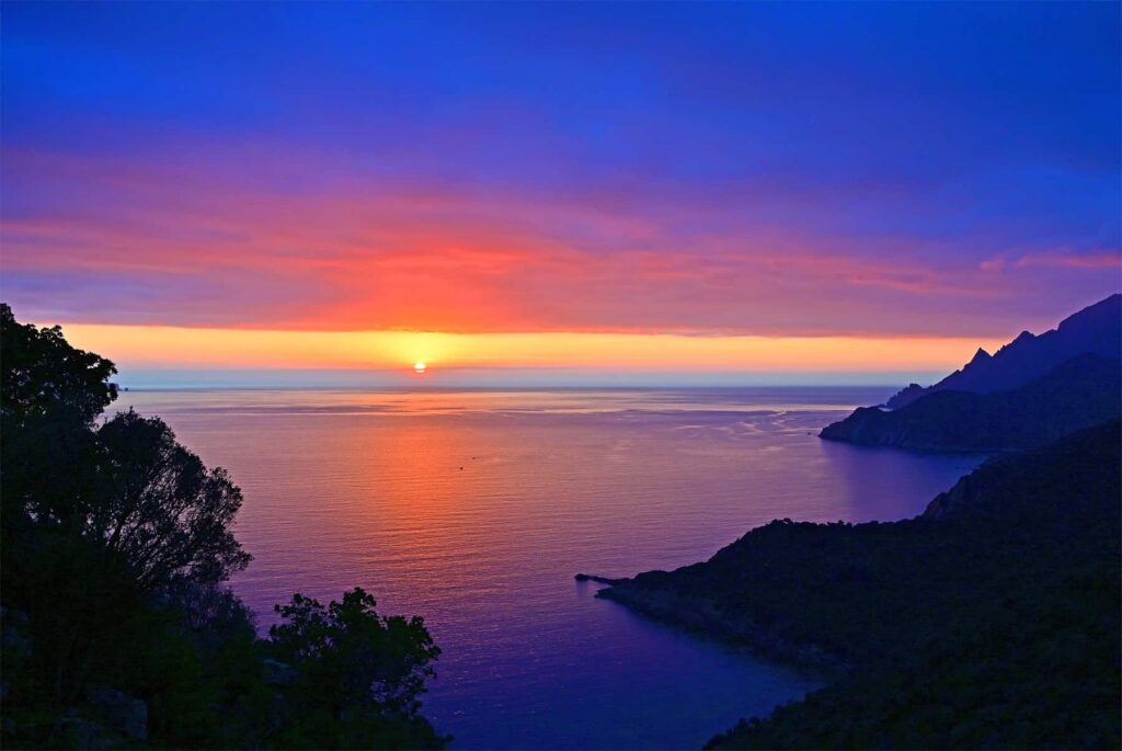 Peak season brings larger crowds to Corsica’s scenic landmarks, along with higher temperatures and increased travel costs.