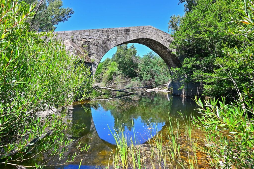 Spina Cavallo, a postcard-perfect Genoese bridge spanning the Rizzanese.