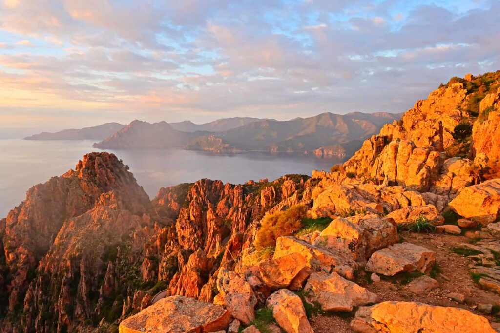 Follow the Muletier trail between towering granite formations sculpted by nature over the millennia.