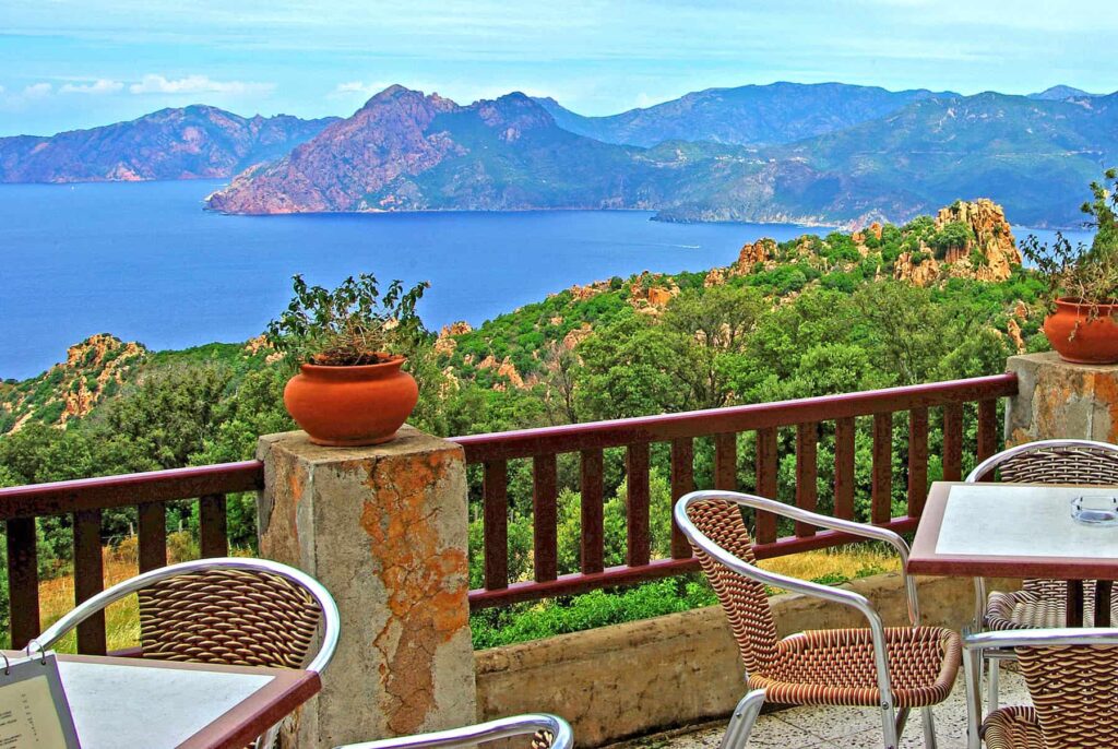 At the Roches Rouges Hotel in Piana, a refreshing aperitif comes with unforgettable views.