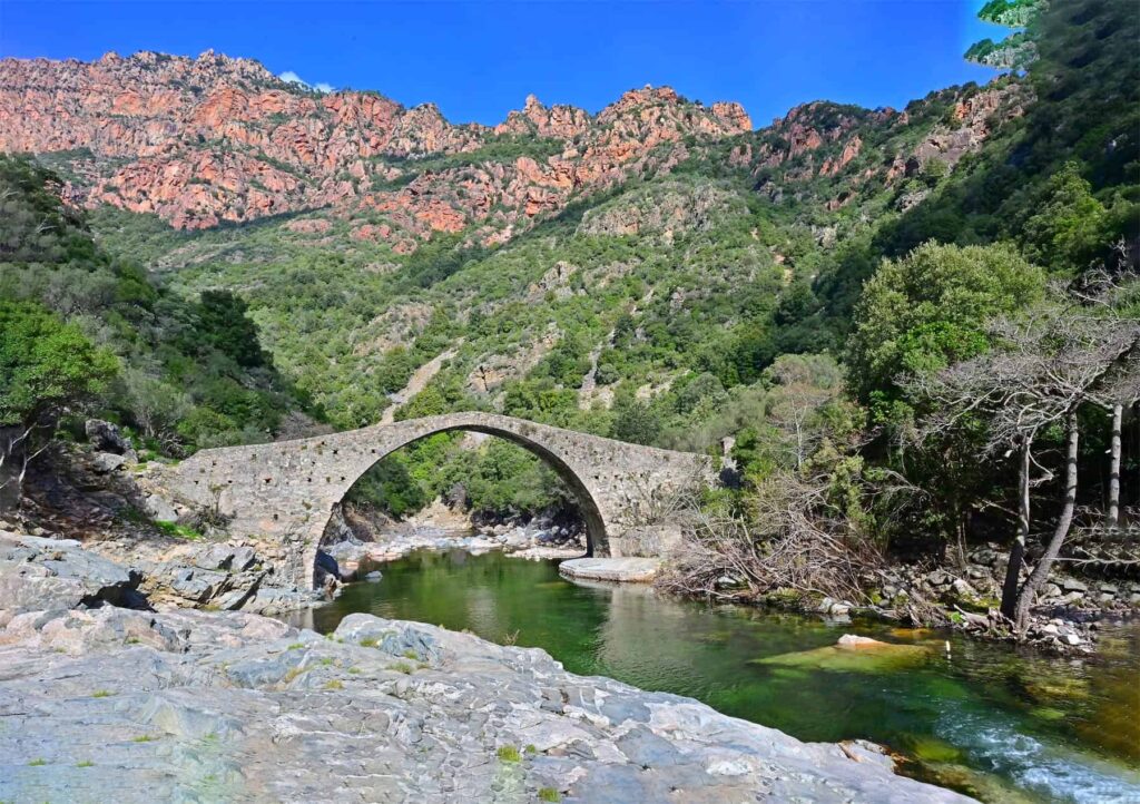 Pianella Bridge spans a beautiful natural pool fed by freshwater, an idyllic spot to cool down on a hot day.