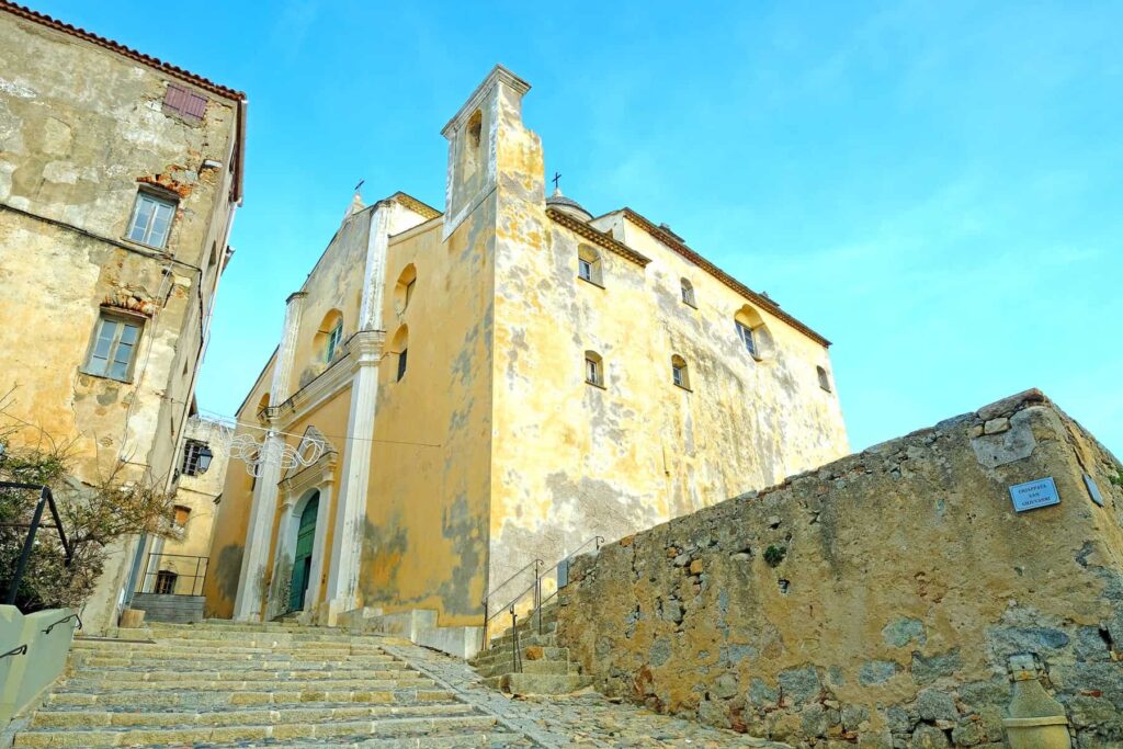 Exploring Calvi Citadel reveals centuries of history, atmospheric cobbled lanes and panoramic views over the Mediterranean.