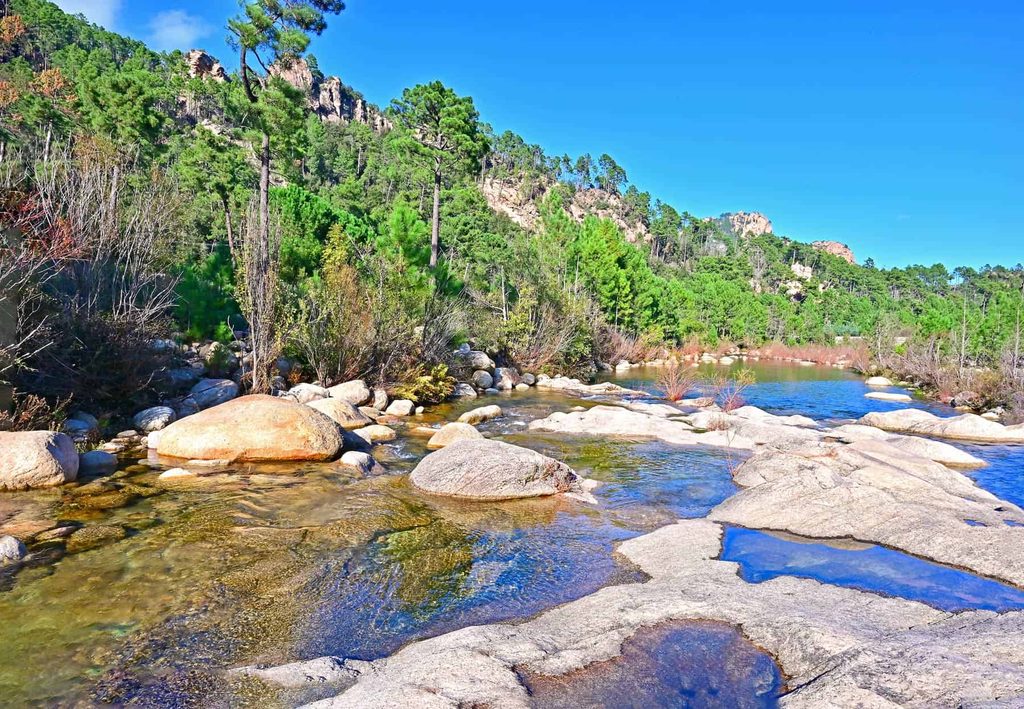 U Ponte Grossu offers plenty of rocky coves and natural pools to explore.