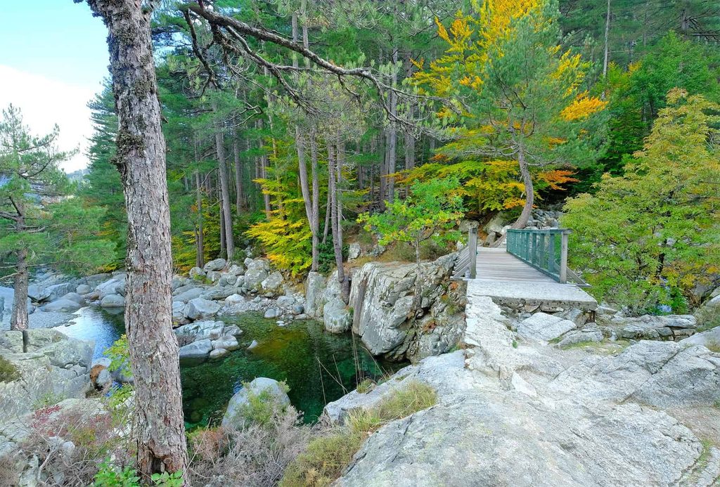 Perfect for a day of adventure, Manganello Valley offers a scenic hiking trail, refreshing natural pools and wild scenery.